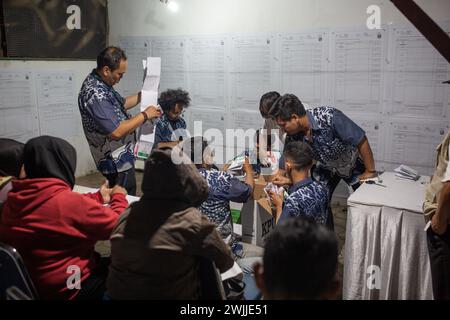 Bandung, Indonesien - 14. Februar 2024: Mitglieder der General Election Commission werden bei den Parlamentswahlen 2024 in Ind gesehen Stockfoto