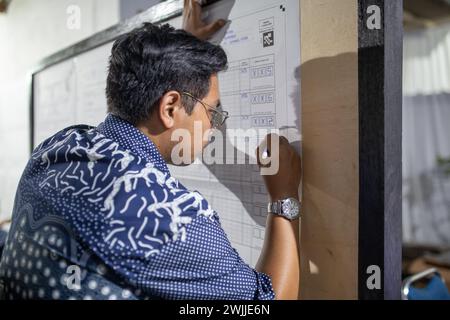 Bandung, Indonesien - 14. Februar 2024: Mitglieder der General Election Commission werden bei den Parlamentswahlen 2024 in Ind gesehen Stockfoto