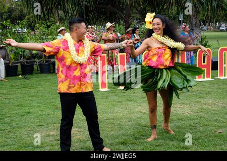 Honolulu, Hawaii, USA. Februar 2024. Das Council for Hawaiian Advancement hat die nicht mehr existierende Kodak Hula Show mit einigen der gleichen Musiker und Tänzer aus der ursprünglichen Show wiederbelebt, die 2002 nach 65 Jahren geschlossen wurde. (Kreditbild: © J. Matt/ZUMA Press Wire) NUR REDAKTIONELLE VERWENDUNG! Nicht für kommerzielle ZWECKE! Stockfoto