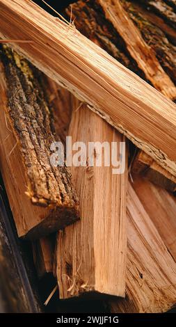 Ein Stapel Winterfeuerholz für die Feuerstelle. Stockfoto