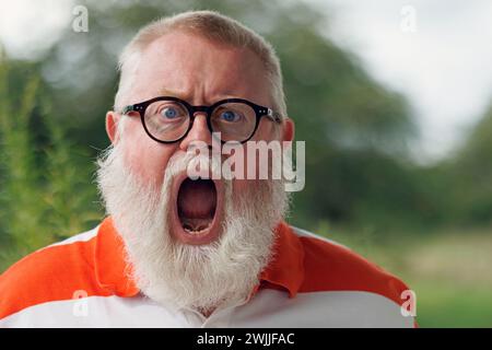 Porträt von einem emotional schreienden älteren Mann mit Bart Stockfoto
