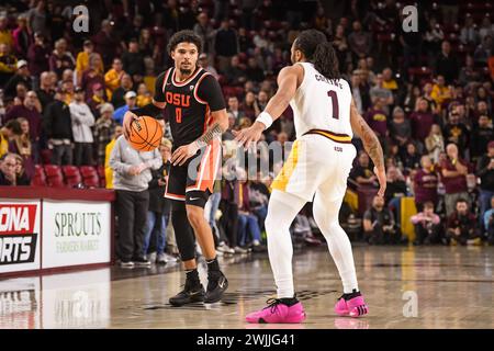 Der Oregon State Beavers Guard Jordan Pope (0) will den Ball in der ersten Hälfte des NCAA-Basketballspiels gegen Arizona State in Tempe, Arizon, passieren Stockfoto