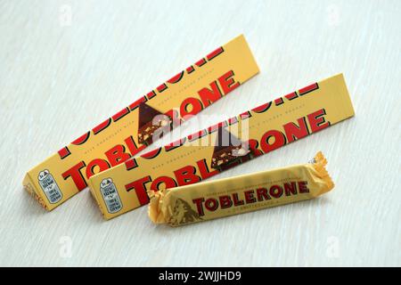 KIEW, UKRAINE - 31. OKTOBER 2023 gelbe Toblerone Schokoladenriegel. Toblerone entstand um 1908 in der Schweiz und wurde von Theodor Tobler gegründet Stockfoto