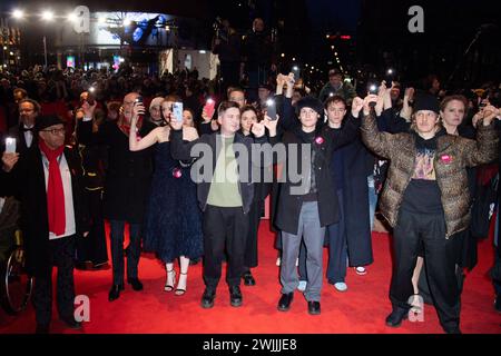 Berlin, Deutschland. Februar 2024. Filmschaffende beteiligen sich an einem Protest für Demokratie, Vielfalt und friedliches miteinander während der Eröffnung des Roten Teppichs während des 74. Berlinale International Film Festival Berlin am 15. Februar 2024 im Grand Hyatt Hotel in Berlin. Foto: Aurore Marechal/ABACAPRESS.COM Credit: Abaca Press/Alamy Live News Stockfoto