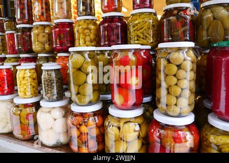 Obst- und Gemüsekonserven in Glasgläsern Stockfoto
