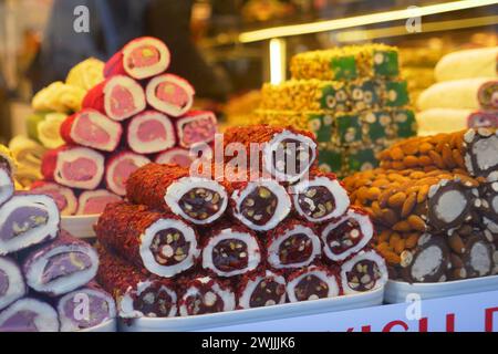 Türkisches traditionelles süßes türkisches Vergnügen, das auf dem Markt verkauft wird Stockfoto