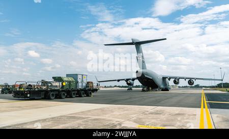 Die der 442nd Aircraft Maintenance Squadron zugeteilten Flugzeuge laden Komponenten einer A-10C Thunderbolt II, die der 303rd Fighter Squadron, Whiteman Air Force Base, Missouri, zugewiesen wurde, auf eine C-17 Globemaster II, die der 89th Airlift Squadron, Wright Patterson AFB, Ohio, in MacDill AFB, Florida zugewiesen wurde. Februar 2024. Die C-17 ist das neueste, flexibelste Frachtflugzeug, das in die Luftaufnahmekraft einsteigt. Das Flugzeug ist in der Lage, schnell strategische Truppen und Fracht zu den Haupteinsatzbasen oder direkt zu den Einsatzgebieten zu liefern. (Foto der U.S. Air Force von Senior Airman Zachary Foster) Stockfoto