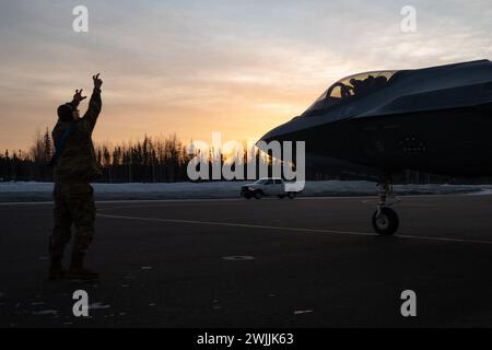 Captain David Moore, 355th Fighter Squadron F-35A Lightning II, verlässt den Hangar, bevor er am 14. Februar 2024 auf der Eielson Air Force Base in Alaska startet. Moore nahm an einer Veranstaltung Teil, die Teil eines Routinetrainings war, das darauf ausgerichtet war, die Bereitschaft aufrechtzuerhalten. (Foto der U.S. Air Force von Airman Spencer Hanson) Stockfoto