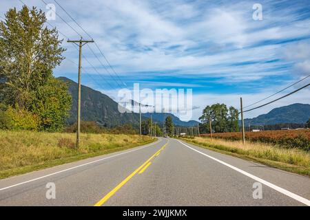 Straße Mit Lackierter Gelber Linie. Langer flacher Highway im ländlichen Kanada. Reisefoto, niemand, Kopierraum für Text Stockfoto