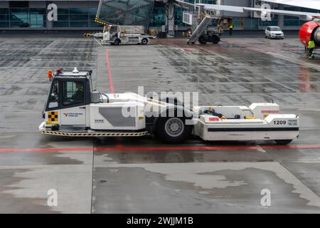 PRAG, TSCHECHIEN, FEB 01 2024, der schlepplose Traktor (TBL) auf einer Landebahn eines internationalen Flughafens Stockfoto