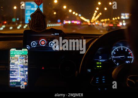 Nachtfahrten mit Routennavigation in einem Smartphone, das an einem Freisprechgerät befestigt ist Stockfoto