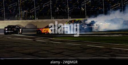 Daytona, Usa. Februar 2024. BJ McLeod (78), Bubba Wallace (23), Brad Keselowski (6) und William Byron (24) waren unter den Autos, die am Donnerstag, den 15. Februar 2024 in Daytona, Florida, bei einem großen Zwischenfall am 66. Daytona 500 teilnahmen. Foto: Edwin Locke/UPI Credit: UPI/Alamy Live News Stockfoto