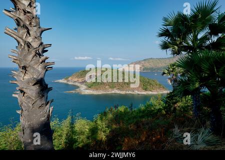 Blick aus der Nähe von Laem (Kap) Phromthep/Promthep über die Andamanensee mit der Bucht von Nai Harn auf der rechten Seite Stockfoto