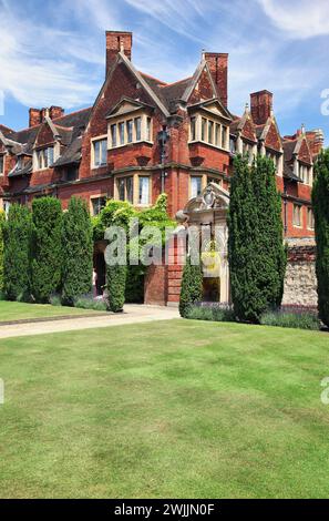 Der Blick auf das alte rote Backsteingebäude und das Tor am Ostrand des Ivy Court of Pembroke College. Universität Cambridge. Vereinigtes Königreich Stockfoto