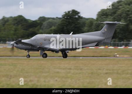 PI-05, ein Pilatus PC-12NG, der von der finnischen Luftwaffe in einer Verbindungsposition betrieben wird, traf bei der RAF Fairford in Gloucestershire ein, um an der Royal International Air Tattoo 2023 (RIAT 2023) teilzunehmen. Stockfoto