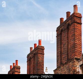 Der Blick auf gemauerte Schornsteine auf dem Dach des alten College-Gebäudes an der Universität Cambridge. Vereinigtes Königreich Stockfoto