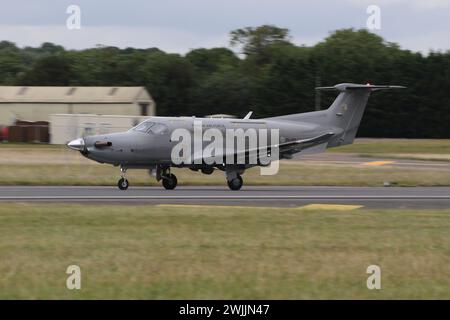 PI-05, ein Pilatus PC-12NG, der von der finnischen Luftwaffe in einer Verbindungsposition betrieben wird, traf bei der RAF Fairford in Gloucestershire ein, um an der Royal International Air Tattoo 2023 (RIAT 2023) teilzunehmen. Stockfoto