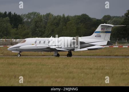 84–0085, ein Learjet C-21A, der von der United States Air Force bei der Ankunft bei der RAF Fairford in Gloucestershire (England) betrieben wurde, um an der Royal International Air Tattoo 2023 (RIAT 23) teilzunehmen. Stockfoto