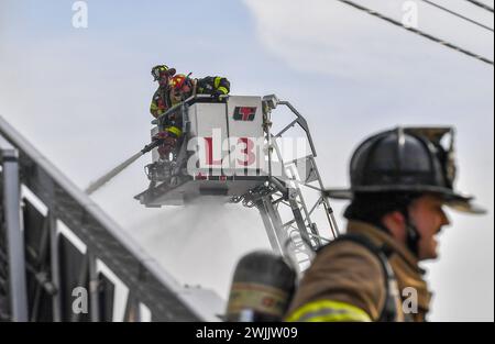 Edwardsville, Usa. Februar 2024. Feuerwehrleute versuchen, ein Feuer bei der Dancheck Feuerlöschfirma von Ariel Trucks zu löschen. Ein Feuer mit zwei Alarmen brach am Donnerstag durch die Dancheck Feuerlöschfabrik. Viele Abteilungen kamen, um den Brand zu löschen, wo Wasser ein Problem war. Das Gebäude war ein Totalschaden. Am Donnerstag brach Ein Feuer mit zwei Alarmen durch die Dancheck Feuerlöschfabrik. Viele Abteilungen kamen, um den Brand zu löschen, wo Wasser ein Problem war. Das Gebäude war ein Totalschaden. Quelle: SOPA Images Limited/Alamy Live News Stockfoto