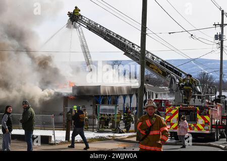 Edwardsville, Usa. Februar 2024. Feuerwehrleute aus benachbarten Städten versuchten, einen 2-Alarm-Brand in einem Feuerlöschbetrieb in Edwardsville zu löschen. Ein Feuer mit zwei Alarmen brach am Donnerstag durch die Dancheck Feuerlöschfabrik. Viele Abteilungen kamen, um den Brand zu löschen, wo Wasser ein Problem war. Das Gebäude war ein Totalschaden. Quelle: SOPA Images Limited/Alamy Live News Stockfoto