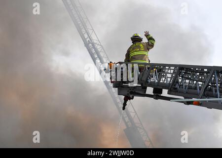 Edwardsville, Usa. Februar 2024. Feuerwehrleute versuchen, ein Feuer bei der Dancheck Feuerlöschfirma von Ariel Trucks zu löschen. Ein Feuer mit zwei Alarmen brach am Donnerstag durch die Dancheck Feuerlöschfabrik. Viele Abteilungen kamen, um den Brand zu löschen, wo Wasser ein Problem war. Das Gebäude war ein Totalschaden. Am Donnerstag brach Ein Feuer mit zwei Alarmen durch die Dancheck Feuerlöschfabrik. Viele Abteilungen kamen, um den Brand zu löschen, wo Wasser ein Problem war. Das Gebäude war ein Totalschaden. Quelle: SOPA Images Limited/Alamy Live News Stockfoto