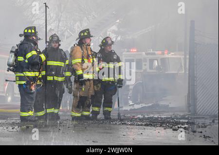 Edwardsville, Usa. Februar 2024. Die Feuerwehrleute warten darauf, ein anderes Unternehmen bei der Brandbekämpfung an den Feuerlöschern von Dancheck zu entlasten. Ein Feuer mit zwei Alarmen brach am Donnerstag durch die Dancheck Feuerlöschfabrik. Viele Abteilungen kamen, um den Brand zu löschen, wo Wasser ein Problem war. Das Gebäude war ein Totalschaden. Quelle: SOPA Images Limited/Alamy Live News Stockfoto