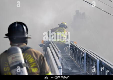 Edwardsville, Usa. Februar 2024. Feuerwehrleute versuchen, ein Feuer bei der Dancheck Feuerlöschfirma von Ariel Trucks zu löschen. Ein Feuer mit zwei Alarmen brach am Donnerstag durch die Dancheck Feuerlöschfabrik. Viele Abteilungen kamen, um den Brand zu löschen, wo Wasser ein Problem war. Das Gebäude war ein Totalschaden. Am Donnerstag brach Ein Feuer mit zwei Alarmen durch die Dancheck Feuerlöschfabrik. Viele Abteilungen kamen, um den Brand zu löschen, wo Wasser ein Problem war. Das Gebäude war ein Totalschaden. Quelle: SOPA Images Limited/Alamy Live News Stockfoto