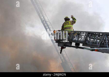 Edwardsville, Usa. Februar 2024. Feuerwehrleute versuchen, ein Feuer bei der Dancheck Feuerlöschfirma von Ariel Trucks zu löschen. Ein Feuer mit zwei Alarmen brach am Donnerstag durch die Dancheck Feuerlöschfabrik. Viele Abteilungen kamen, um den Brand zu löschen, wo Wasser ein Problem war. Das Gebäude war ein Totalschaden. Am Donnerstag brach Ein Feuer mit zwei Alarmen durch die Dancheck Feuerlöschfabrik. Viele Abteilungen kamen, um den Brand zu löschen, wo Wasser ein Problem war. Das Gebäude war ein Totalschaden. (Foto: Aimee Dilger/ SOPA Images/SIPA USA) Credit: SIPA USA/Alamy Live News Stockfoto