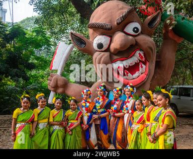 Dhaka, Bangladesch. Februar 2024. Die Teilnehmer posieren für ein Foto, während sie am Mittwoch, den 14. Februar 2024, an der Fakultät für Bildende Künste der Universität Dhaka in Bangladesch an den Feierlichkeiten des Frühlingsfestes „Basanta Utsav“ teilnehmen. Das Basanta Utsav oder Spring Festival ist ein traditionelles Festival, das den Beginn der Frühlingssaison markiert. Quelle: SOPA Images Limited/Alamy Live News Stockfoto