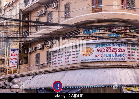 Das Capitol Hotel & Guesthouse, ein beliebtes Rucksackhotel. Zweisprachiges Schild / in der Nähe des Orussey Market. Phnom Penh, Kambodscha. © Kraig Lieb Stockfoto