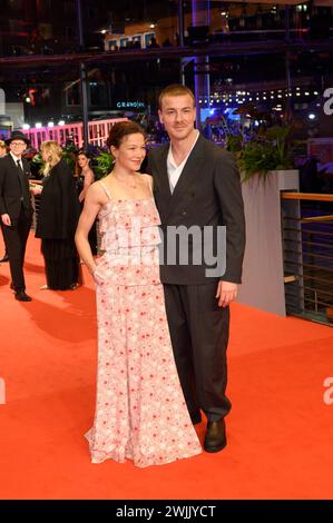 Hannah Herzsprung und Albrecht Schuch auf dem Roten Teppich bei der Eroeffnung der Berlinale im Berlinale Palast. Pressekonferenz *** Hannah Herzsprung und Albrecht Schuch auf dem roten Teppich zur Eröffnung der Berlinale in der Pressekonferenz des Berlinale Palastes Stockfoto