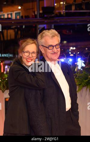 Wim Wenders mit Ehefrau Donata auf dem Roten Teppich bei der Eroeffnung der Berlinale im Berlinale Palast. Pressekonferenz *** Wim Wenders mit seiner Frau Donata auf dem roten Teppich bei der Eröffnung der Berlinale in der Pressekonferenz des Berlinale Palastes Stockfoto