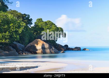 30 Sekunden langer Blick auf den wunderschönen weißen Sandstrand, Granitfelsen und türkisfarbenes Wasser, Mahe, Seychellen Stockfoto