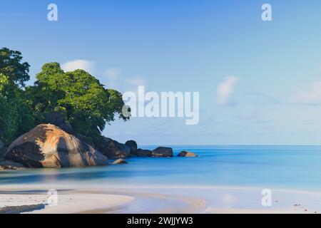 30 Sekunden langer Blick auf den wunderschönen weißen Sandstrand, Granitfelsen und türkisfarbenes Wasser, Mahe, Seychellen Stockfoto