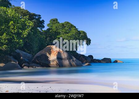 30 Sekunden langer Blick auf den wunderschönen weißen Sandstrand, Granitfelsen und türkisfarbenes Wasser, Mahe, Seychellen Stockfoto