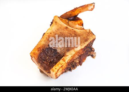 Getrocknete Rinderknöchelknochen kaut und Leckereien auf weißer Oberfläche mit Kopierraum Stockfoto