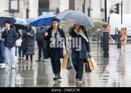 London, Großbritannien. Februar 2024. Die Leute unterbringen sich unter Regenschirmen während des Regenfalls im Zentrum Londons. (Credit Image: © Steve Taylor/SOPA Images via ZUMA Press Wire) NUR REDAKTIONELLE VERWENDUNG! Nicht für kommerzielle ZWECKE! Stockfoto