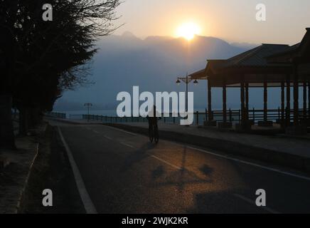 Srinagar, Kaschmir, Indien. Februar 2024. Ein Mann fährt an einem kalten Morgen in Srinagar mit dem Fahrrad auf einer Straße. Am 16. Februar 2024 in Srinagar, Kaschmir, Indien. (Kreditbild: © Firdous Nazir/OKULARIS via ZUMA Press Wire) NUR REDAKTIONELLE VERWENDUNG! Nicht für kommerzielle ZWECKE! Stockfoto