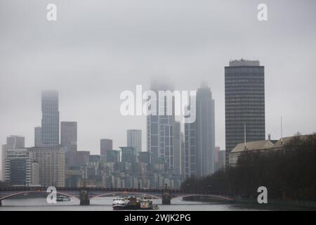 London, Großbritannien. Februar 2024. Die Wolkenkratzer Londons hüllten sich unter niedrigen Regenwolken. (Credit Image: © Steve Taylor/SOPA Images via ZUMA Press Wire) NUR REDAKTIONELLE VERWENDUNG! Nicht für kommerzielle ZWECKE! Stockfoto