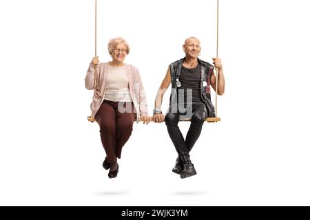 Eine ältere Frau und ein Punk sitzen zusammen auf einer Schaukel isoliert auf weißem Hintergrund Stockfoto