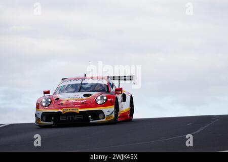 Bathurst, Australien, 16. Februar 2024. Auto 911 Manthey EMA Porsche 911 GT3R A-Pro AM Freitag beim 12-Stunden-Training im Repco Bathurst auf dem Mount Panorama Circuit am 16. Februar 2024 in Bathurst, Australien. Quelle: Ivica Glavas/Speed Media/Alamy Live News Stockfoto