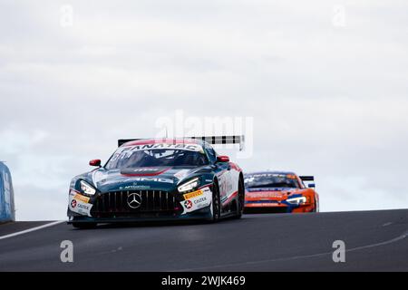 Bathurst, Australien, 16. Februar 2024. Car 77 Mercedes – AMG Team Craft – Bamboo Racing Mercedes- AMG GT4 A-Pro während des Freitagstrainings beim Repco Bathurst 12 Hour auf dem Mount Panorama Circuit am 16. Februar 2024 in Bathurst, Australien. Quelle: Ivica Glavas/Speed Media/Alamy Live News Stockfoto