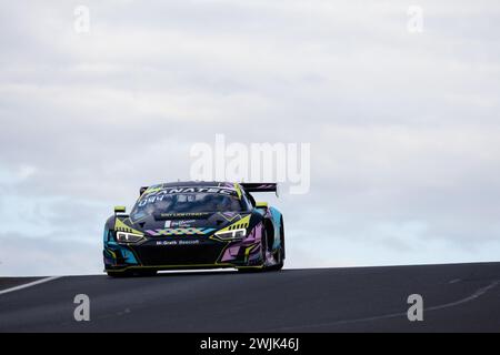 Bathurst, Australien, 16. Februar 2024. Auto 44 Valmont Racing Audi R8 LMS M.Zallous/S.Pires/L.Youlden/B.Shiels A-Sil während des Freitagstrainings im Repco Bathurst 12 Hour auf dem Mount Panorama Circuit am 16. Februar 2024 in Bathurst, Australien. Quelle: Ivica Glavas/Speed Media/Alamy Live News Stockfoto