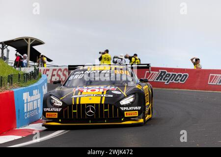 Bathurst, Australien, 16. Februar 2024. Car 888 National Storage Racing Mercedes – AMG GT3 B.Feeny/W.Brown/M.Grenier A-Pro während des Freitagstrainings auf dem Repco Bathurst 12 Hour auf dem Mount Panorama Circuit am 16. Februar 2024 in Bathurst, Australien. Quelle: Ivica Glavas/Speed Media/Alamy Live News Stockfoto