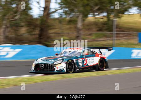 Bathurst, Australien, 16. Februar 2024. Car 77 Mercedes – AMG Team Craft – Bamboo Racing Mercedes- AMG GT4 A-Pro während des Freitagstrainings beim Repco Bathurst 12 Hour auf dem Mount Panorama Circuit am 16. Februar 2024 in Bathurst, Australien. Quelle: Ivica Glavas/Speed Media/Alamy Live News Stockfoto