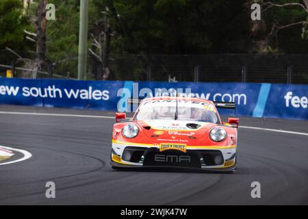 Bathurst, Australien, 16. Februar 2024. Auto 911 Manthey EMA Porsche 911 GT3R A-Pro AM Freitag beim 12-Stunden-Training im Repco Bathurst auf dem Mount Panorama Circuit am 16. Februar 2024 in Bathurst, Australien. Quelle: Ivica Glavas/Speed Media/Alamy Live News Stockfoto