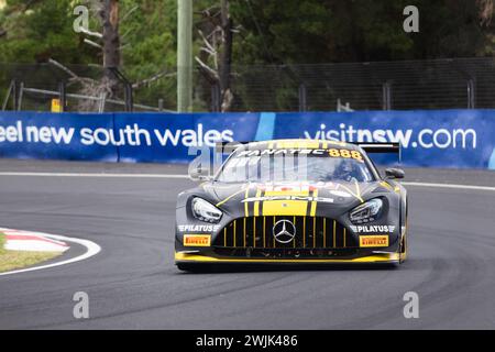 Bathurst, Australien, 16. Februar 2024. Car 888 National Storage Racing Mercedes – AMG GT3 B.Feeny/W.Brown/M.Grenier A-Pro während des Freitagstrainings auf dem Repco Bathurst 12 Hour auf dem Mount Panorama Circuit am 16. Februar 2024 in Bathurst, Australien. Quelle: Ivica Glavas/Speed Media/Alamy Live News Stockfoto