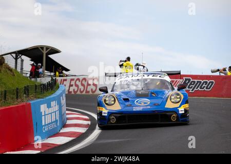 Bathurst, Australien, 16. Februar 2024. Auto 13 Phantom Global Racing Porsche 911 GT3R B.Buus/J.Evans/J.Eriksson A-Pro während des Freitagstrainings beim Repco Bathurst 12 Hour auf dem Mount Panorama Circuit am 16. Februar 2024 in Bathurst, Australien. Quelle: Ivica Glavas/Speed Media/Alamy Live News Stockfoto