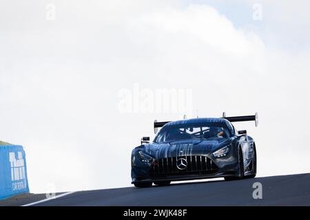 Bathurst, Australien, 16. Februar 2024. Mercedes AMG GT3 fährt am Freitag Vorführrunden im Repco Bathurst 12 Stunden auf dem Mount Panorama Circuit am 16. Februar 2024 in Bathurst, Australien. Quelle: Ivica Glavas/Speed Media/Alamy Live News Stockfoto