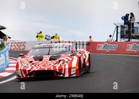Bathurst, Australien, 16. Februar 2024. Car 93 Wall Racing Lamborghini Huracan A.Deitz/D.Wall/T.D’Alberto/G.Denyer A-Sil während des Freitagstraining im Repco Bathurst 12 Hour auf dem Mount Panorama Circuit am 16. Februar 2024 in Bathurst, Australien. Quelle: Ivica Glavas/Speed Media/Alamy Live News Stockfoto